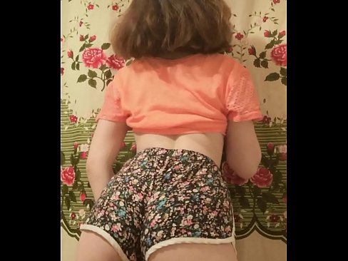 ❤️ Sexy junges Babe zieht ihre Shorts vor der Kamera aus ☑ Sex video bei uns ️❤