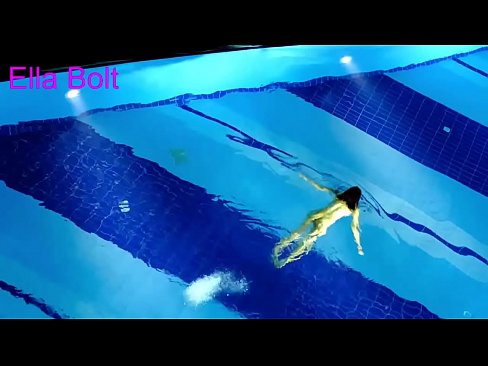 ❤️ Ich kann nicht aufhören zuzusehen, junge Blondine beim Nacktschwimmen im Pool des ELLA BOLT Resorts erwischt ☑ Sex video bei uns ️❤