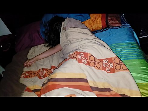 ❤️ Stiefsohn beschimpft seine junge Stiefmutter, während sie schläft. ☑ Sex video bei uns ️❤