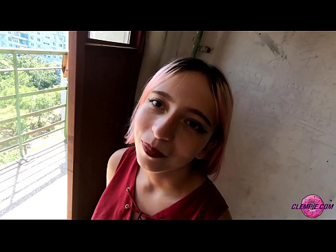 ❤️ Studentin saugt einen Fremden im Outback - Sperma auf seinem Gesicht ☑ Sex video bei uns ️❤